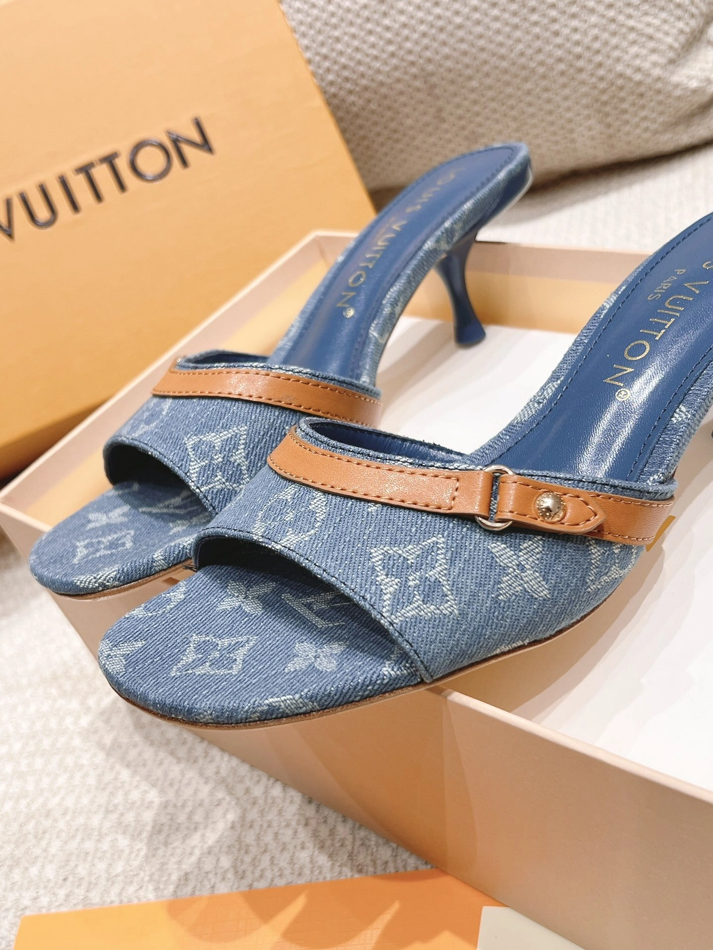 COCO-- 1ACIZ7 Heel height：5.5CM cowhide item:D-X062M2846